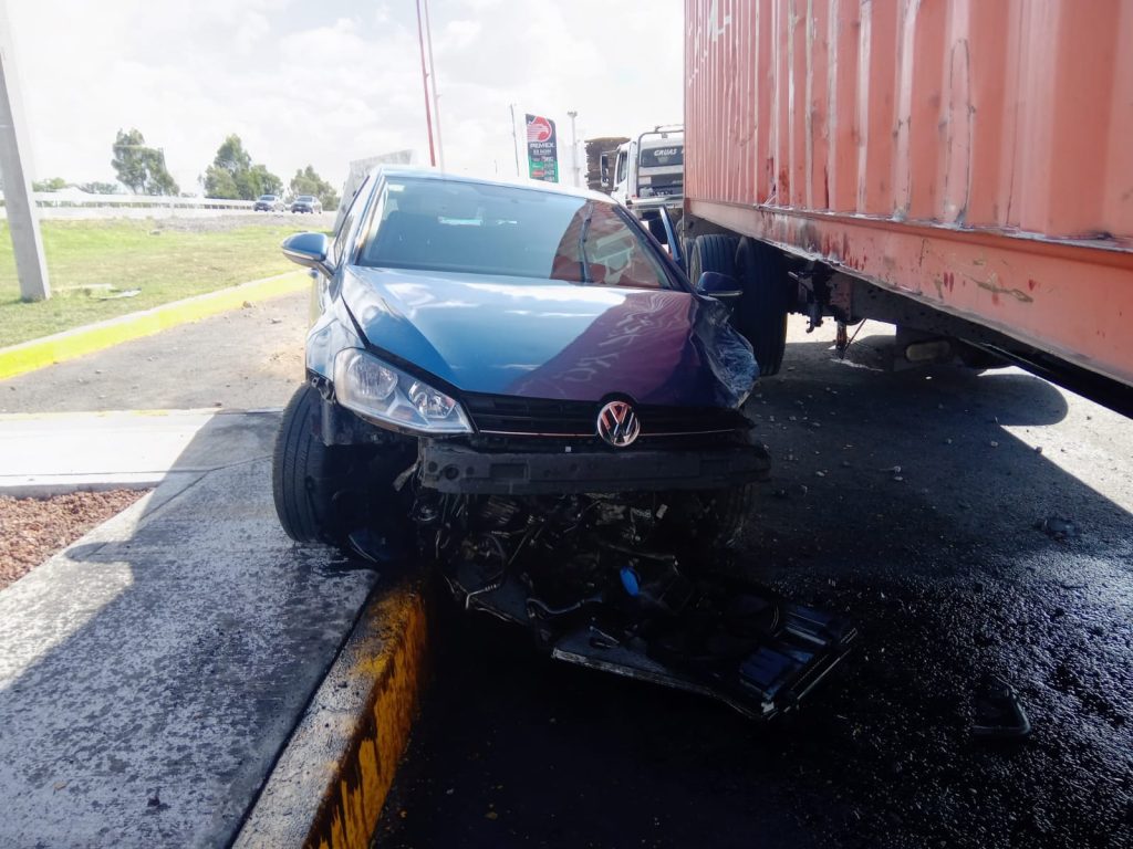 Choca contra otro auto y se proyecta contra tracto estacionado ...