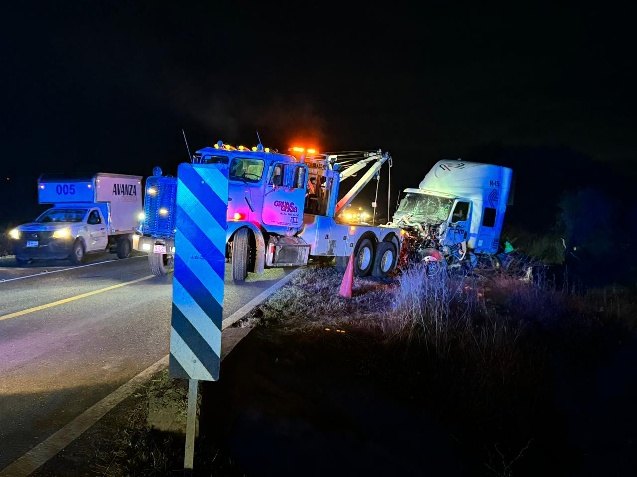 Tracto sale del camino y vuelca - Noticias de Querétaro