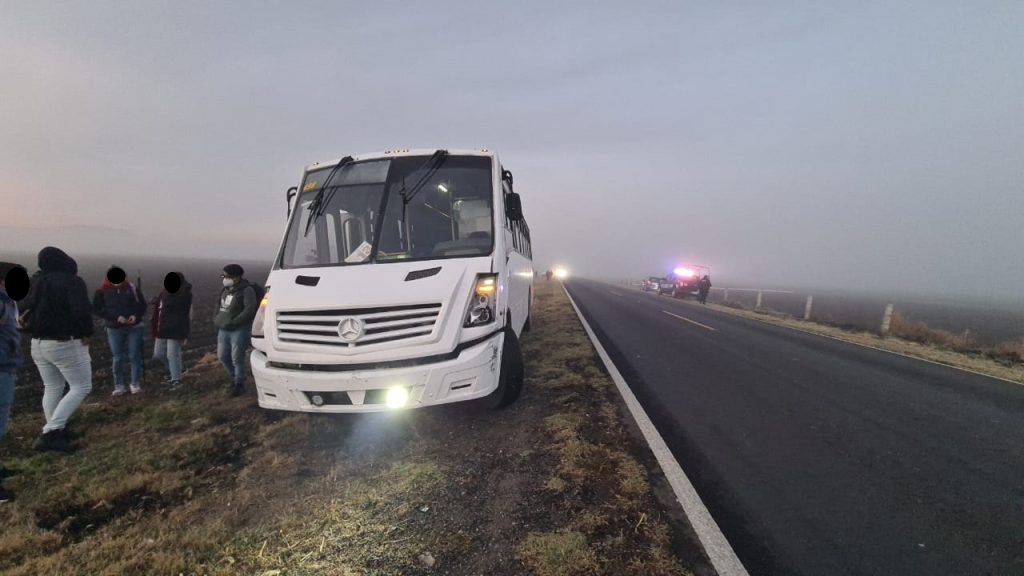 Camioneta choca contra autobús y sale del camino - Noticias de Querétaro