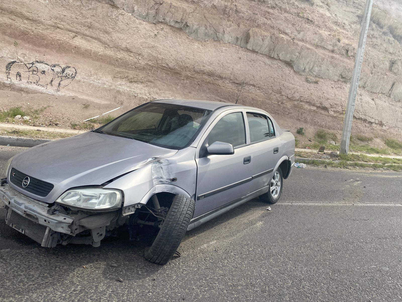 Auto se estrella contra poste en el boulevard de La Nación - Noticias ...