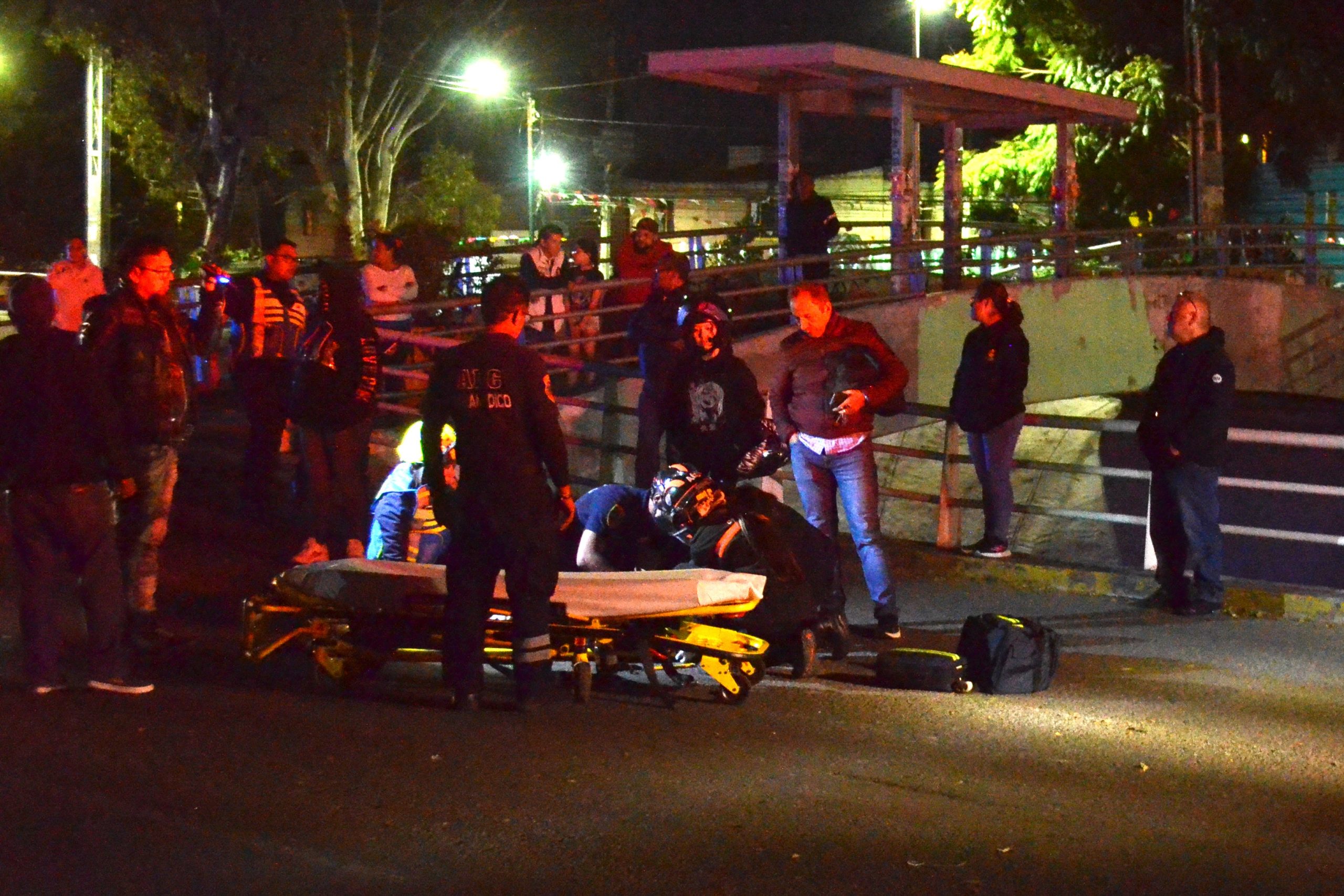 Rebasa, atropella a una mujer y huye - Noticias de Querétaro