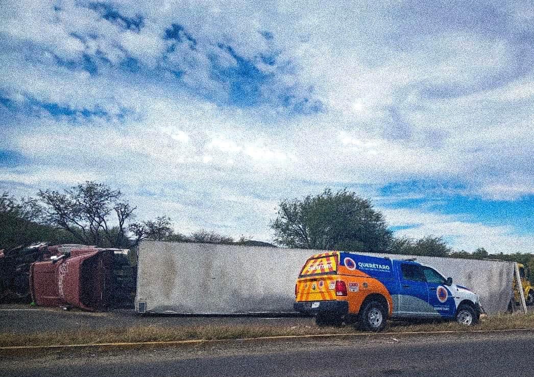 Vuelca tráiler en el libramiento Norponiente - Noticias de Querétaro