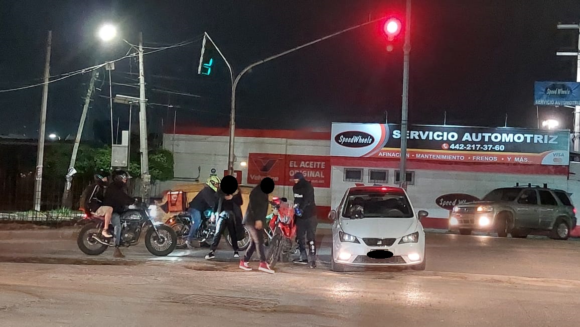 Automovilista se pasa alto y realiza un cierre a un motociclista ...
