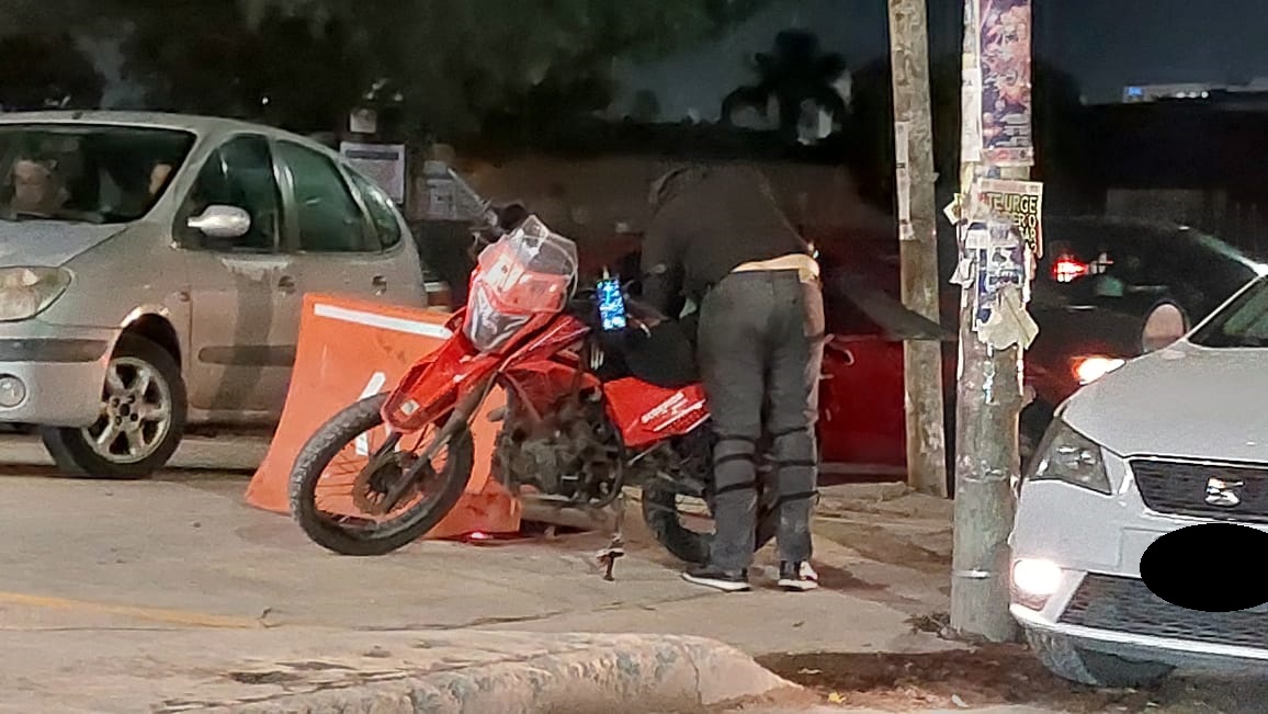 Automovilista se pasa alto y realiza un cierre a un motociclista ...