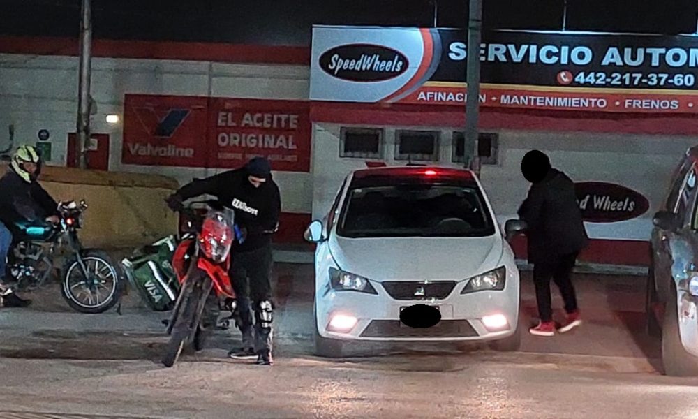 Automovilista se pasa alto y realiza un cierre a un motociclista ...