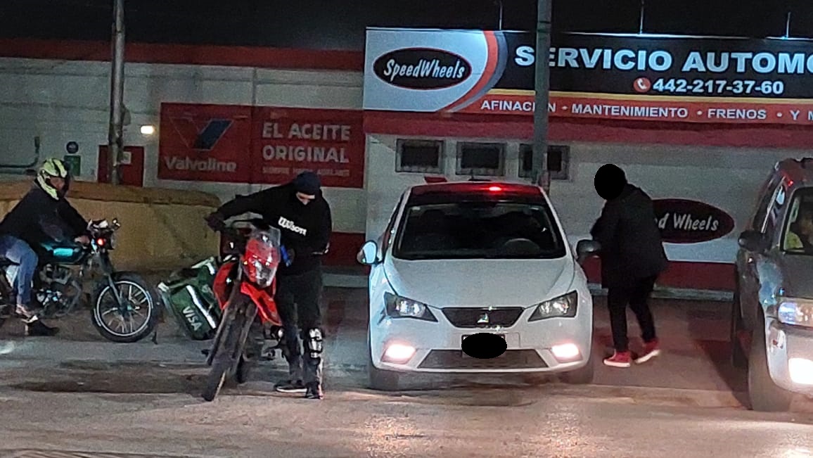 Automovilista se pasa alto y realiza un cierre a un motociclista ...