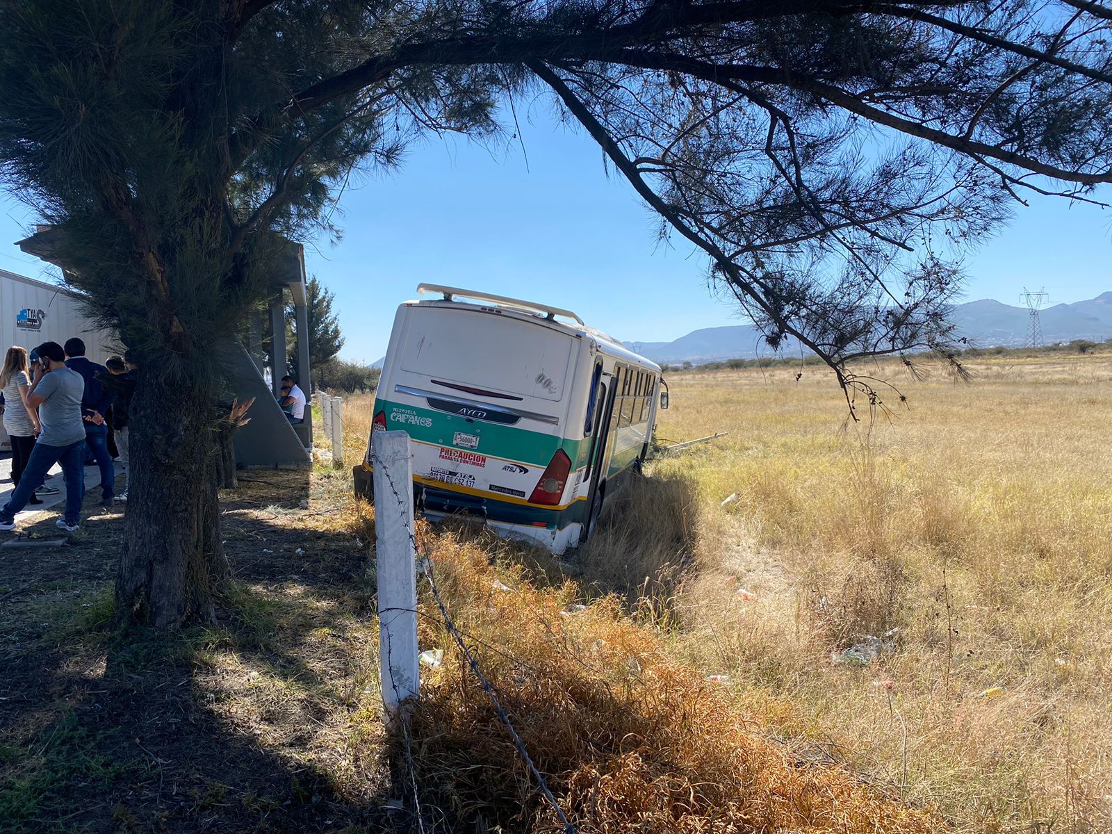 Tras choque, autobús se sale del camino en la 57 - Noticias de Querétaro