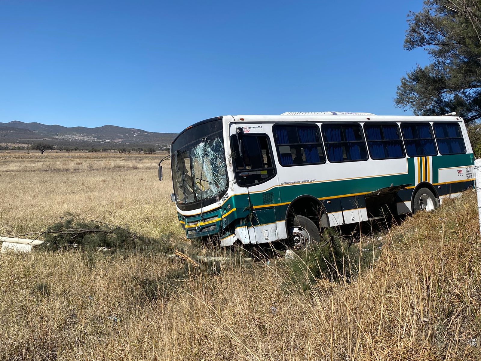 Tras choque, autobús se sale del camino en la 57 - Noticias de Querétaro