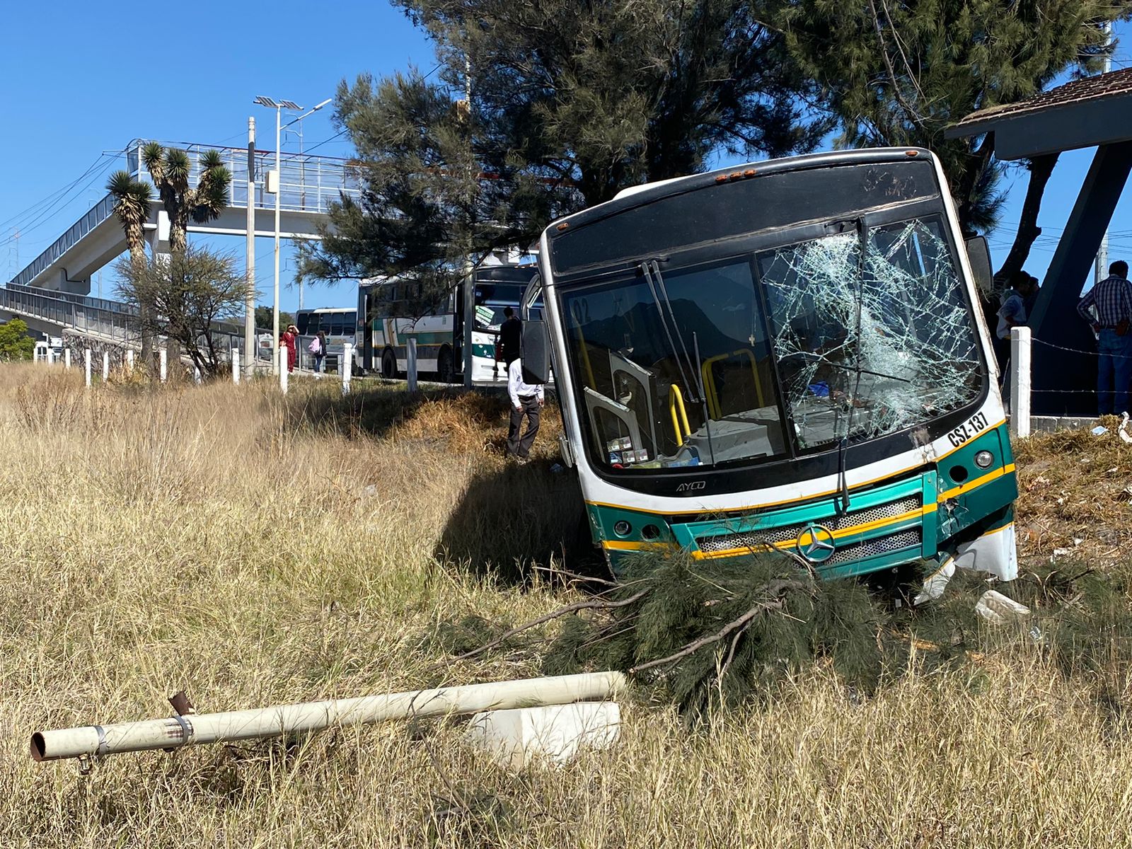 Tras choque, autobús se sale del camino en la 57 - Noticias de Querétaro
