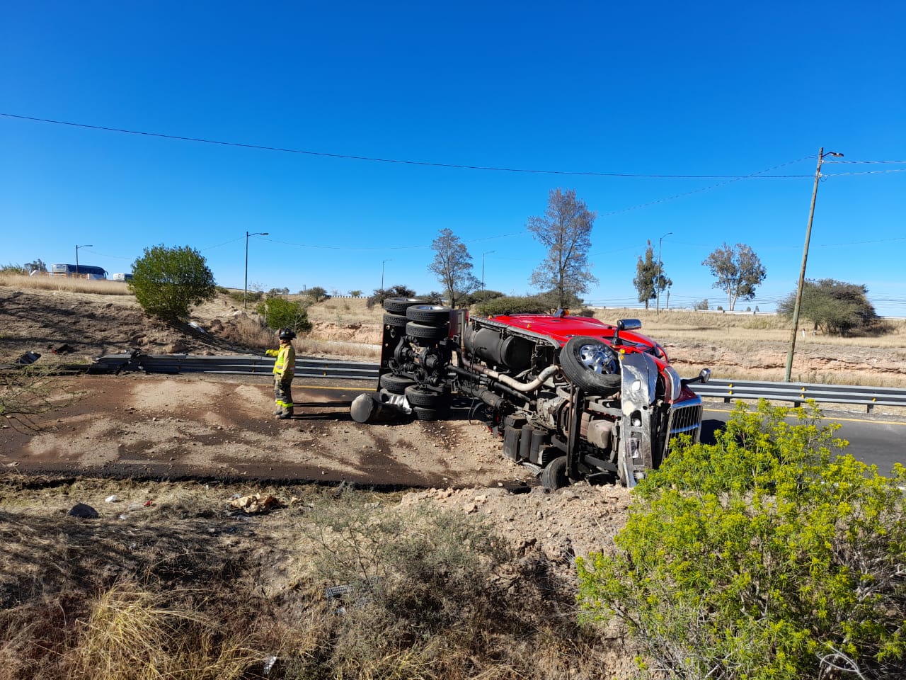 Tracto sale del camino y vuelca - Noticias de Querétaro