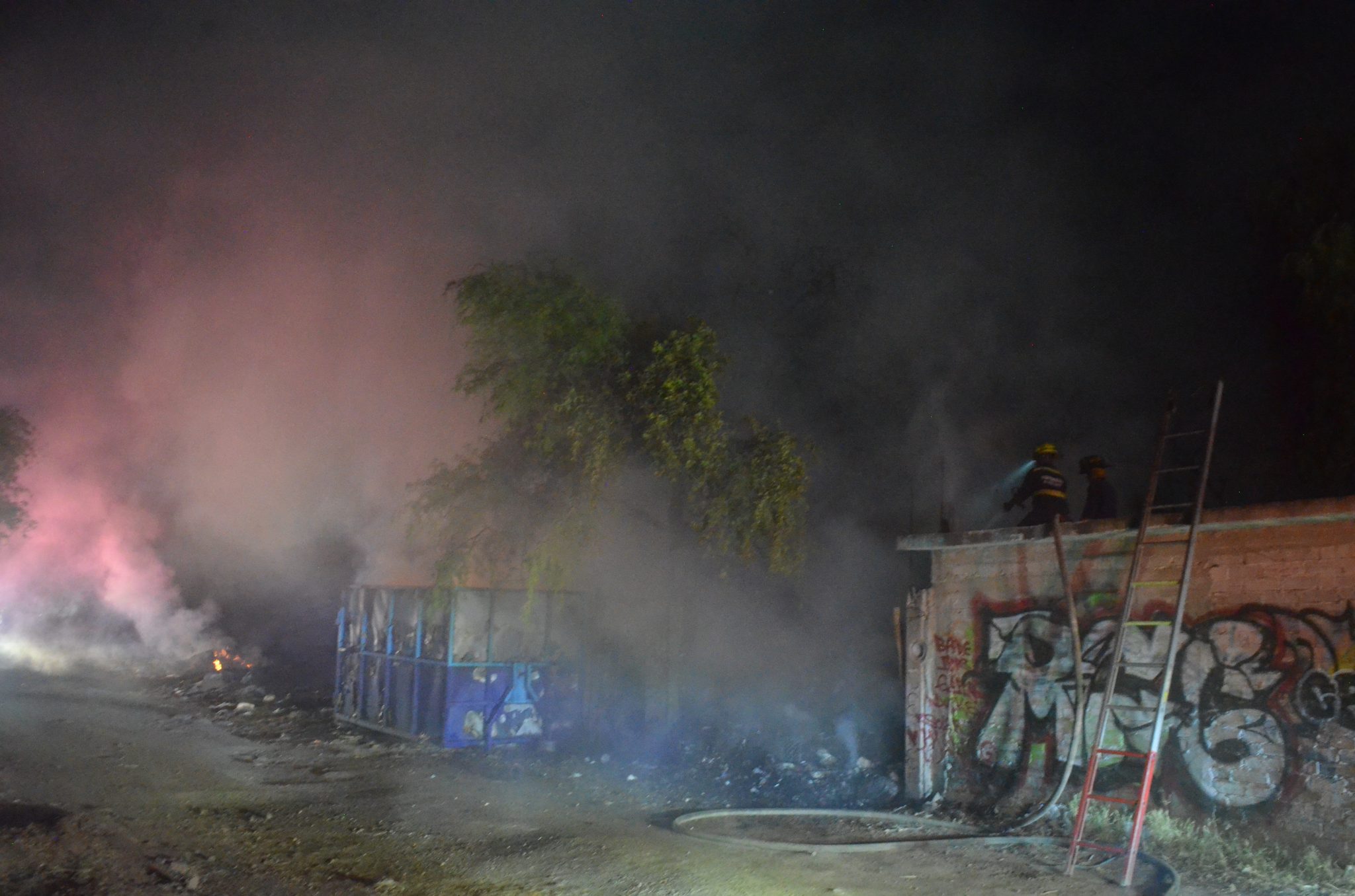 Prenden fuego a predio con basura y cartón - Noticias de Querétaro