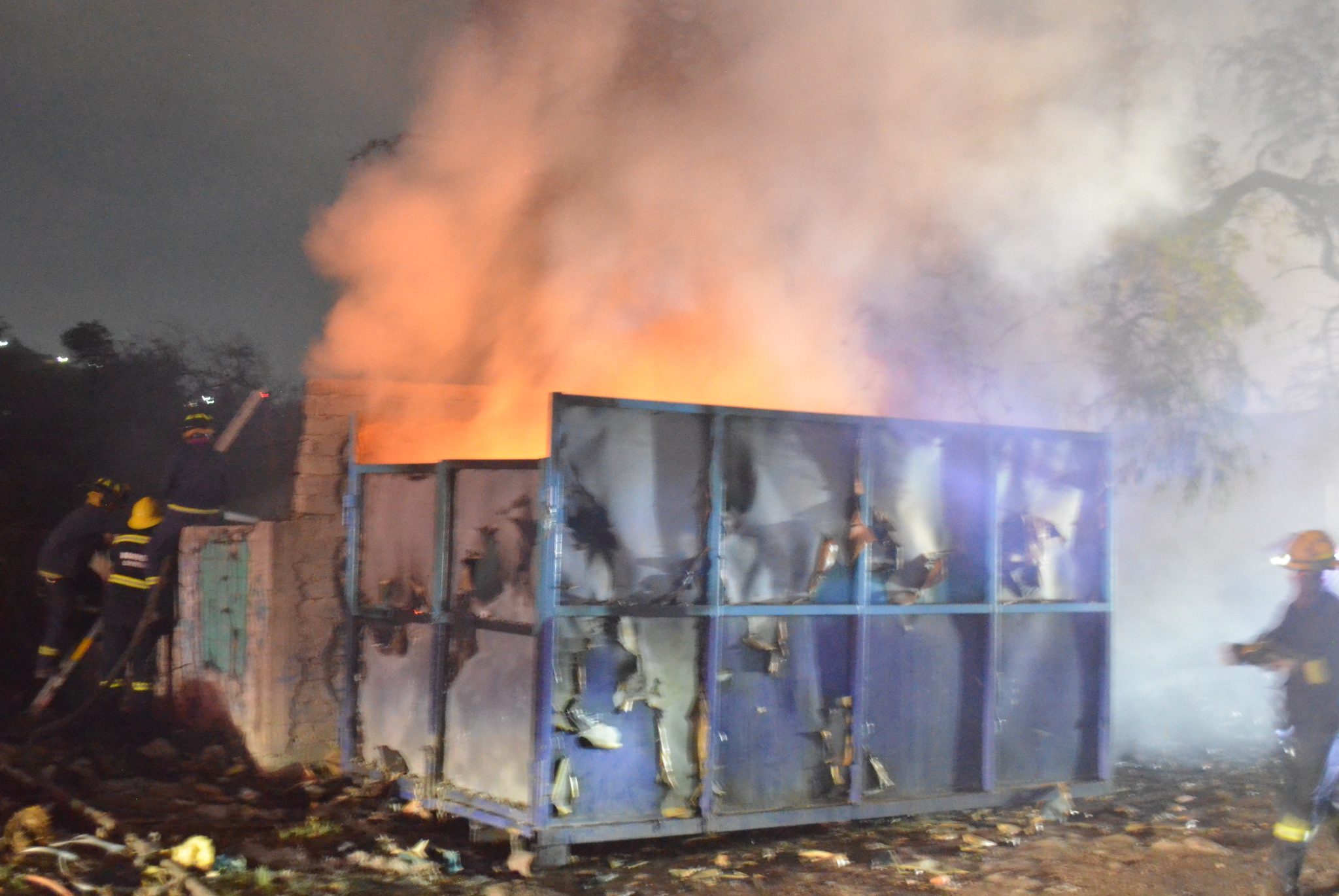 Prenden fuego a predio con basura y cartón - Noticias de Querétaro