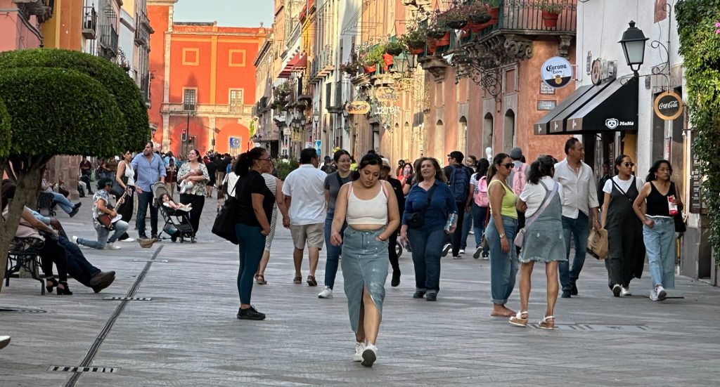 Centro Histórico pletórico de turistas y transeúntes - Noticias de