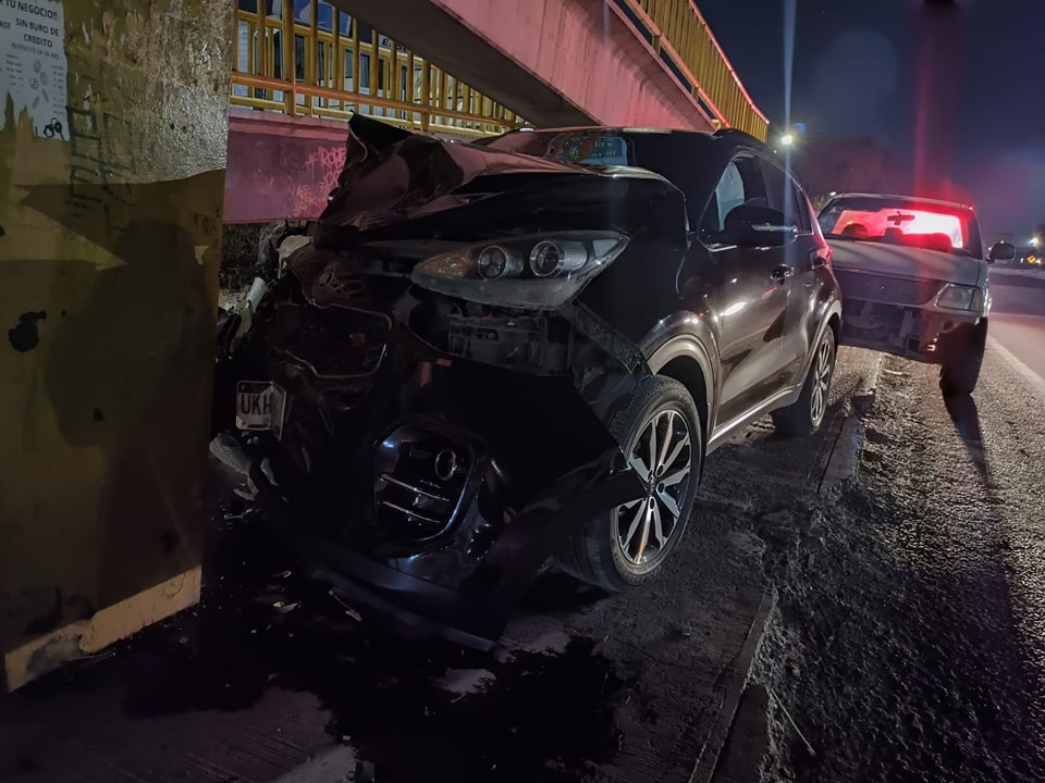 Choca auto contra puente peatonal - Noticias de Querétaro