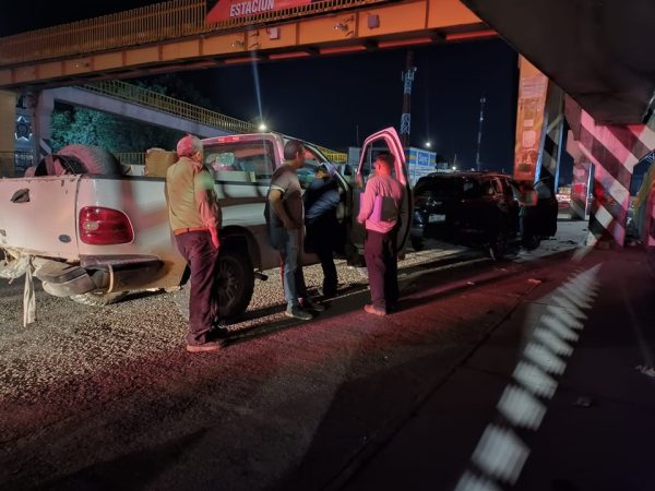 Choca auto contra puente peatonal - Noticias de Querétaro