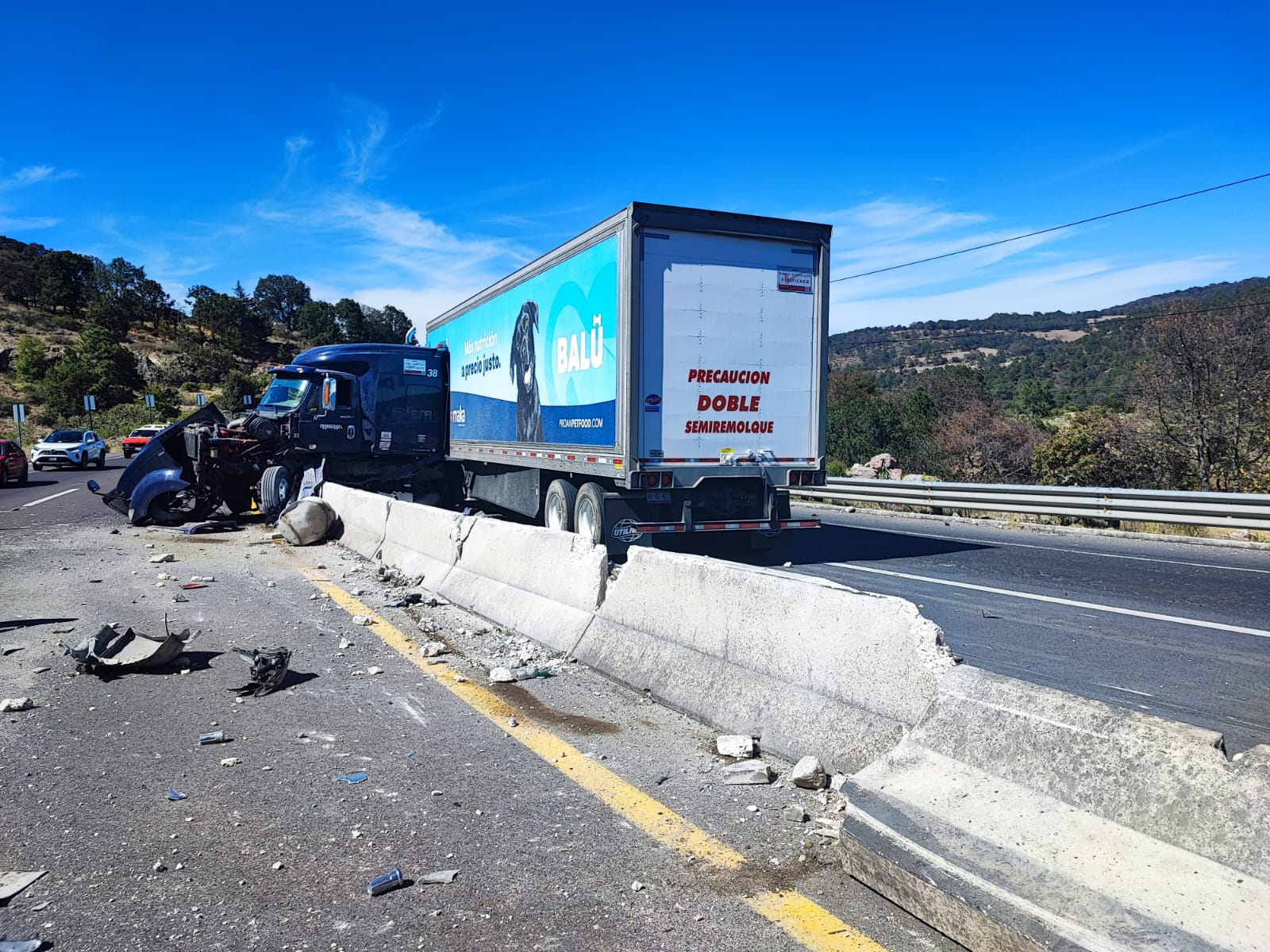 Tracto sale del camino y choca a camioneta - Noticias de Querétaro