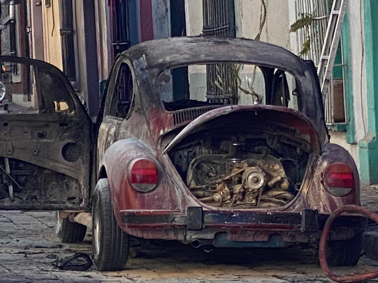 Arde auto en el Centro de Querétaro por aparente falla mecánica ...