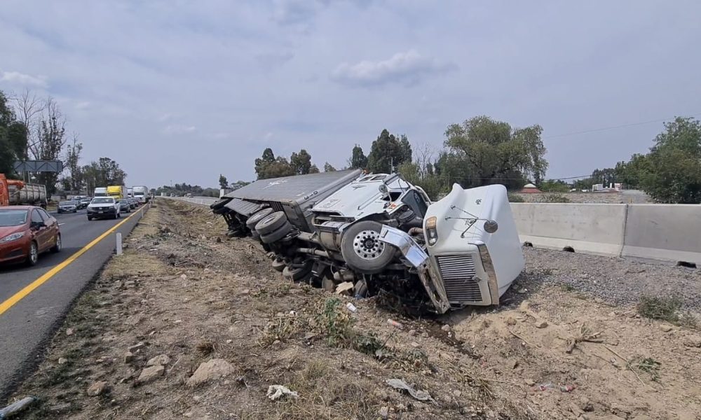 Tracto vuelca en el camellón divisor de la 57 - Noticias de Querétaro
