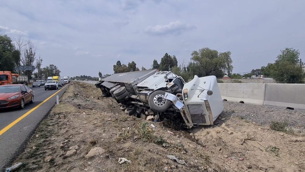 Tracto vuelca en el camellón divisor de la 57 - Noticias de Querétaro