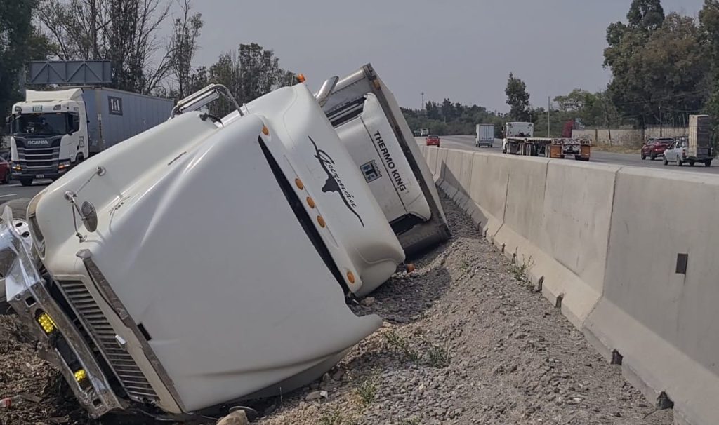 Tracto vuelca en el camellón divisor de la 57 - Noticias de Querétaro