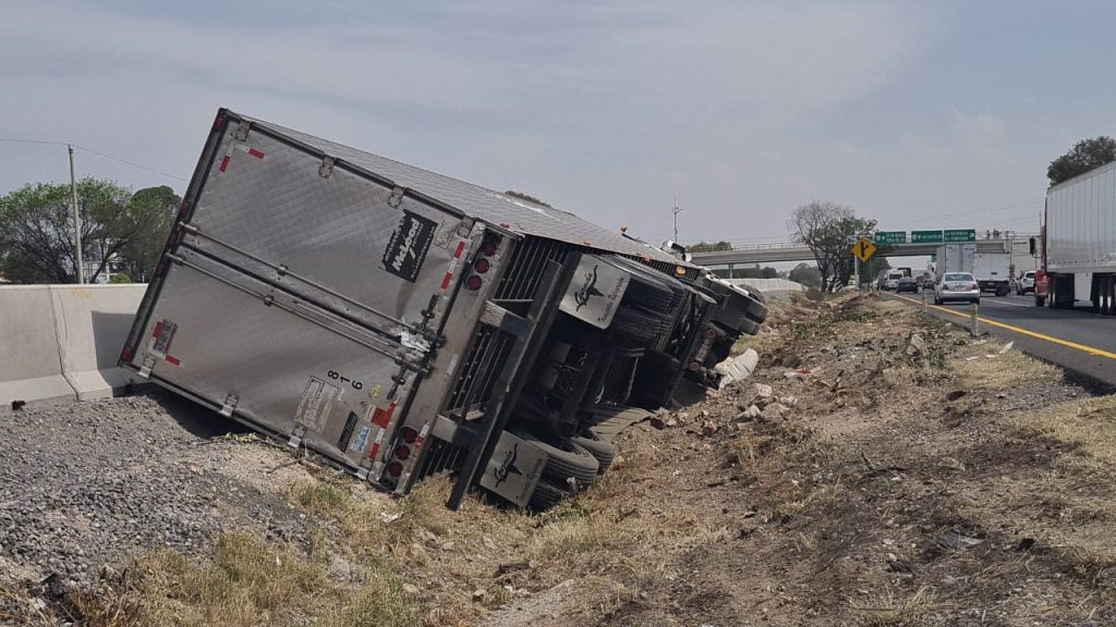 Tracto vuelca en el camellón divisor de la 57 - Noticias de Querétaro
