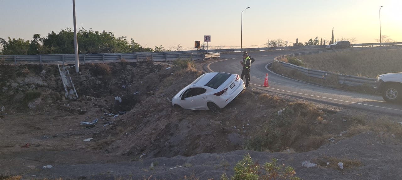 Conductor sufre salida de camino en la 57 - Noticias de Querétaro