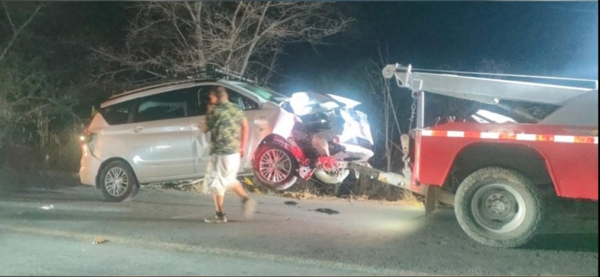 Chocan camioneta contra poste y la abandonan - Noticias de Querétaro