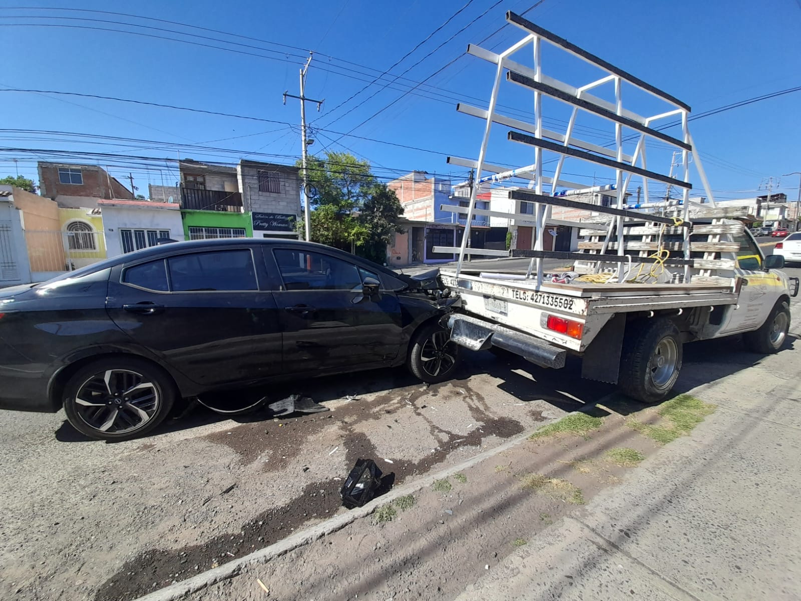Auto se estrella contra camioneta estacionada - Noticias de Querétaro