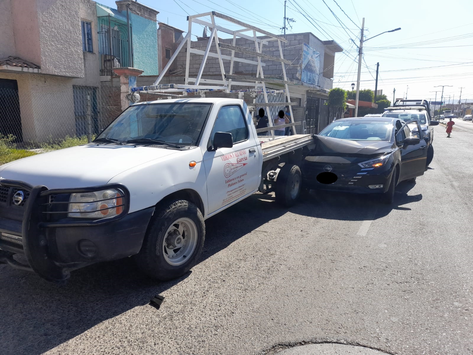 Auto se estrella contra camioneta estacionada - Noticias de Querétaro