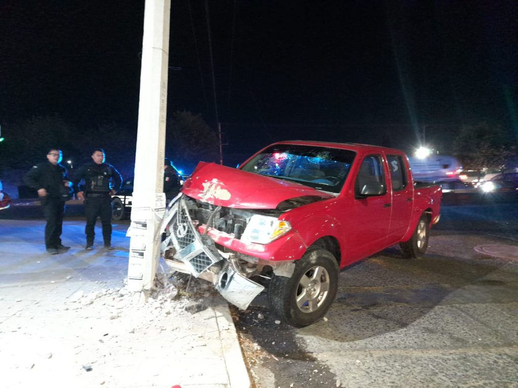 Choca contra un auto y luego se proyecta contra poste - Noticias de ...