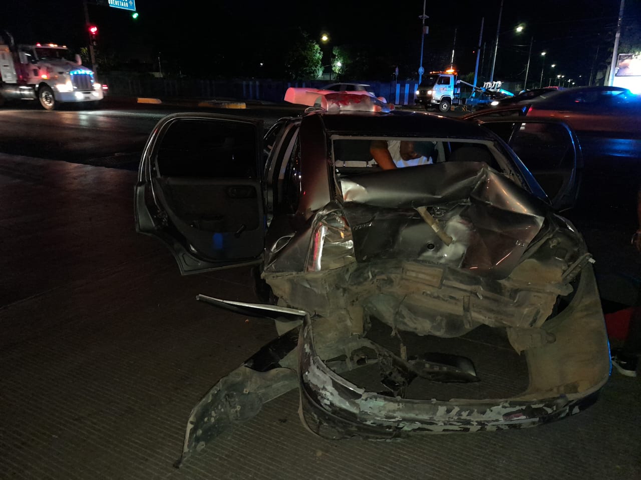 Choca contra un auto y luego se proyecta contra poste - Noticias de ...