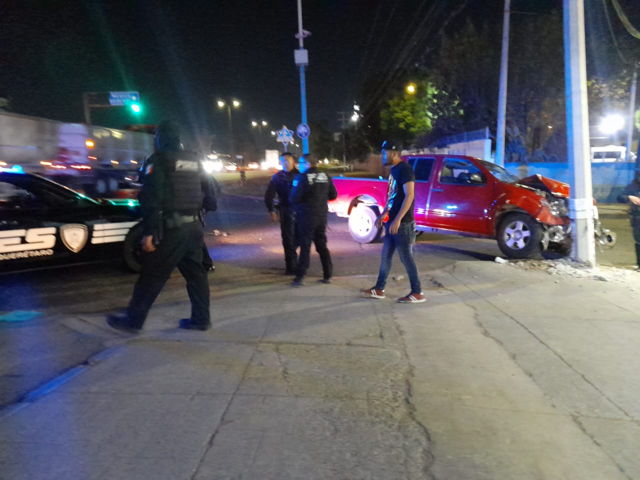 Choca contra un auto y luego se proyecta contra poste - Noticias de ...