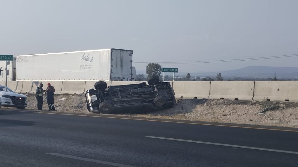 Camioneta sale del camino, choca contra el muro y vuelca - Noticias de ...