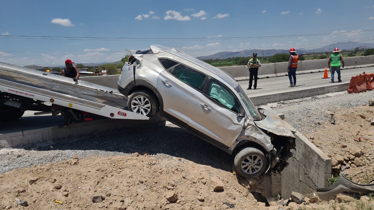 Camioneta sale del camino y se va contra guarnición de puente pluvial ...
