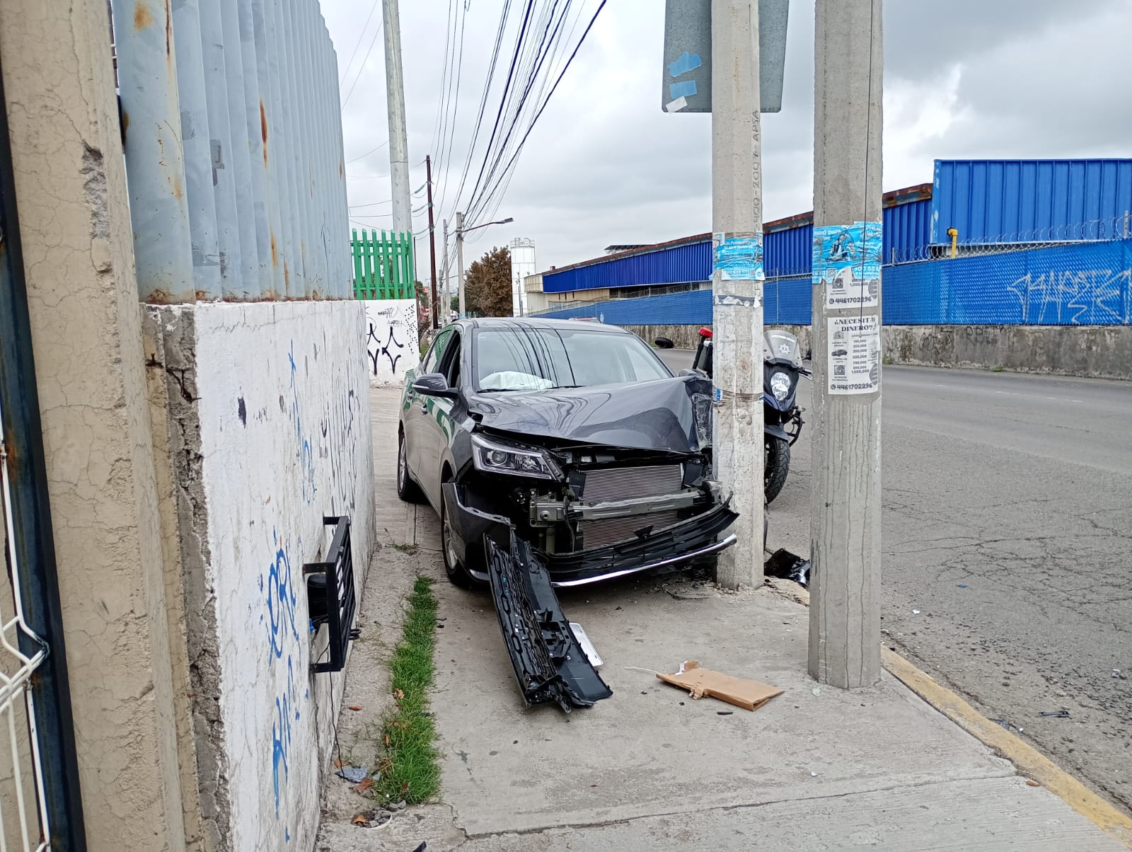 Se estrella contra poste de la CFE - Noticias de Querétaro