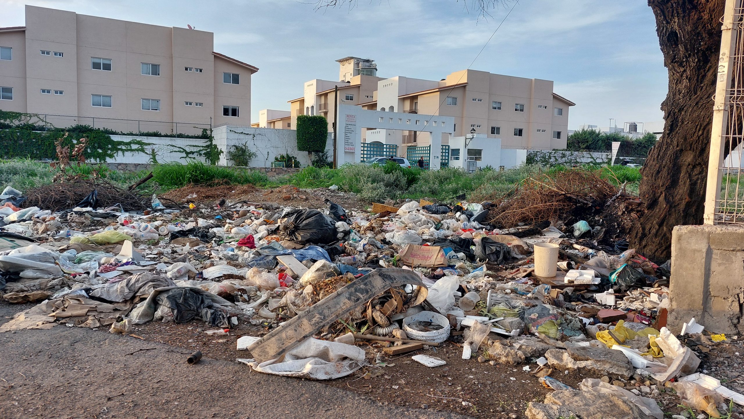 Vecinos de Los Girasoles denuncian basurero clandestino en zona ...