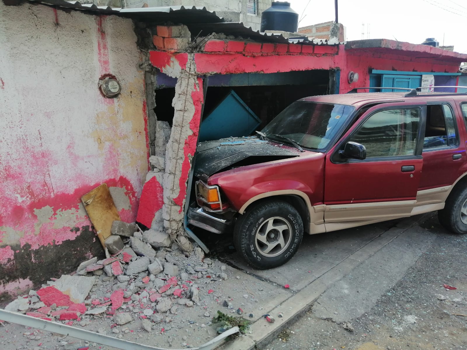Camioneta se va contra una casa en Menchaca I - Noticias de Querétaro