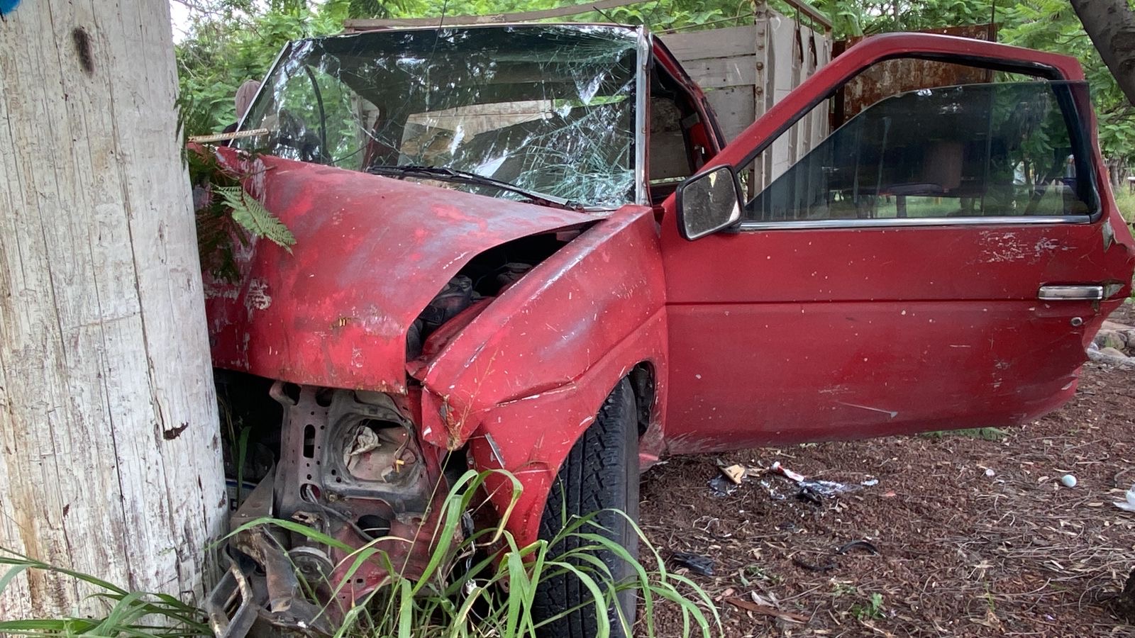 Camioneta choca contra un árbol - Noticias de Querétaro