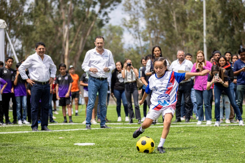 Rehabilitan la cancha de futbol de la Unidad Deportiva de Cadereyta ...