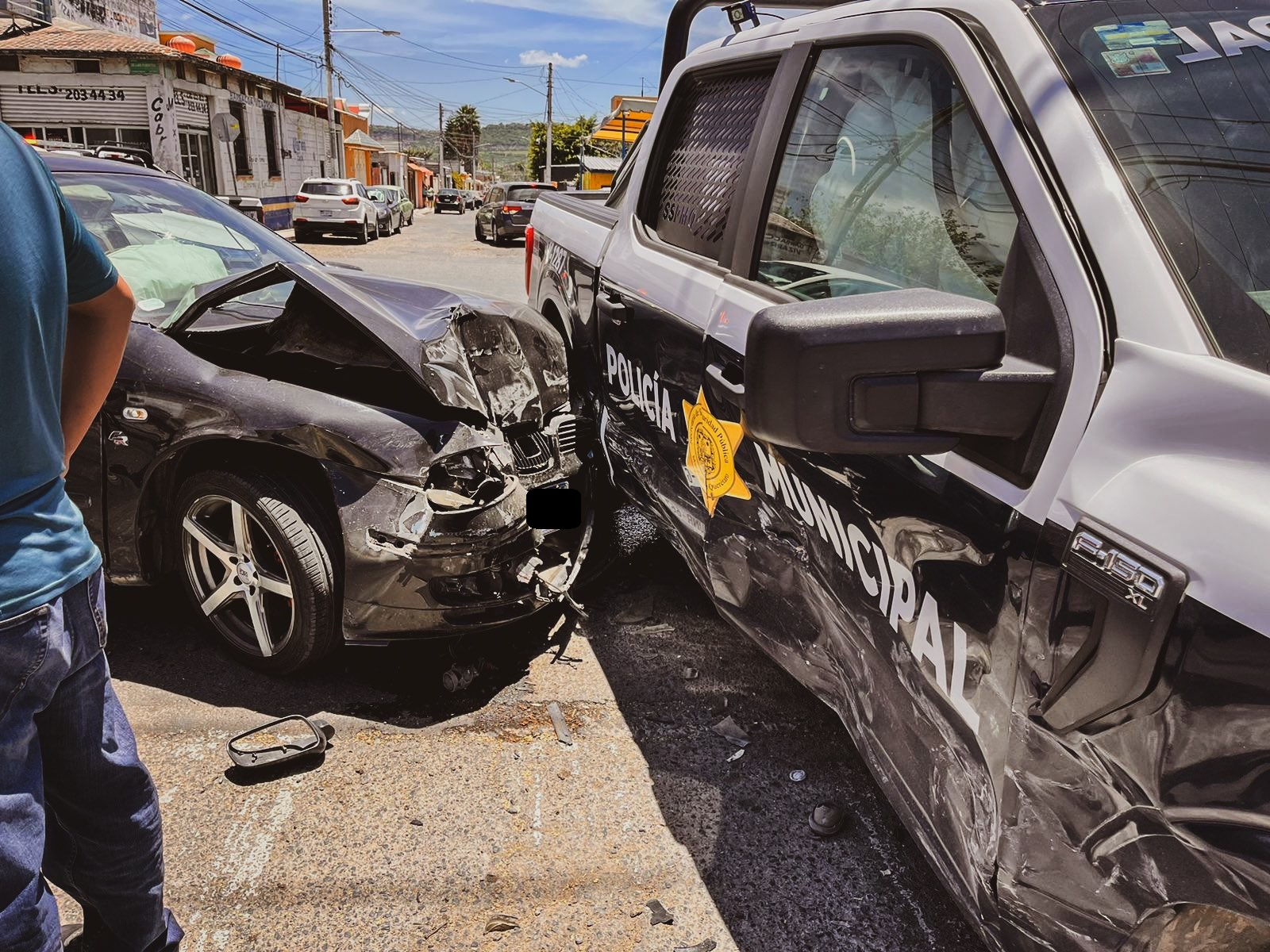 Aparatoso choque entre patrulla de la SSPMQ y auto - Noticias de Querétaro