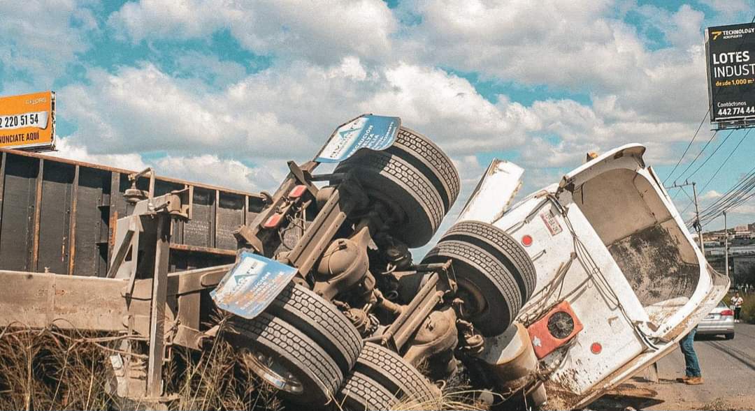 Tracto tipo full sale de la autopista 57 y vuelca - Noticias de Querétaro