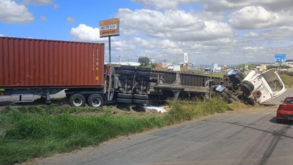 Tracto tipo full sale de la autopista 57 y vuelca - Noticias de Querétaro