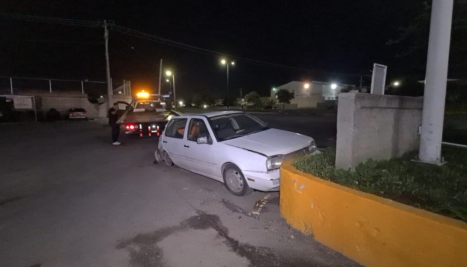 Tracto choca a un auto y lo proyecta contra base de un poste - Noticias ...