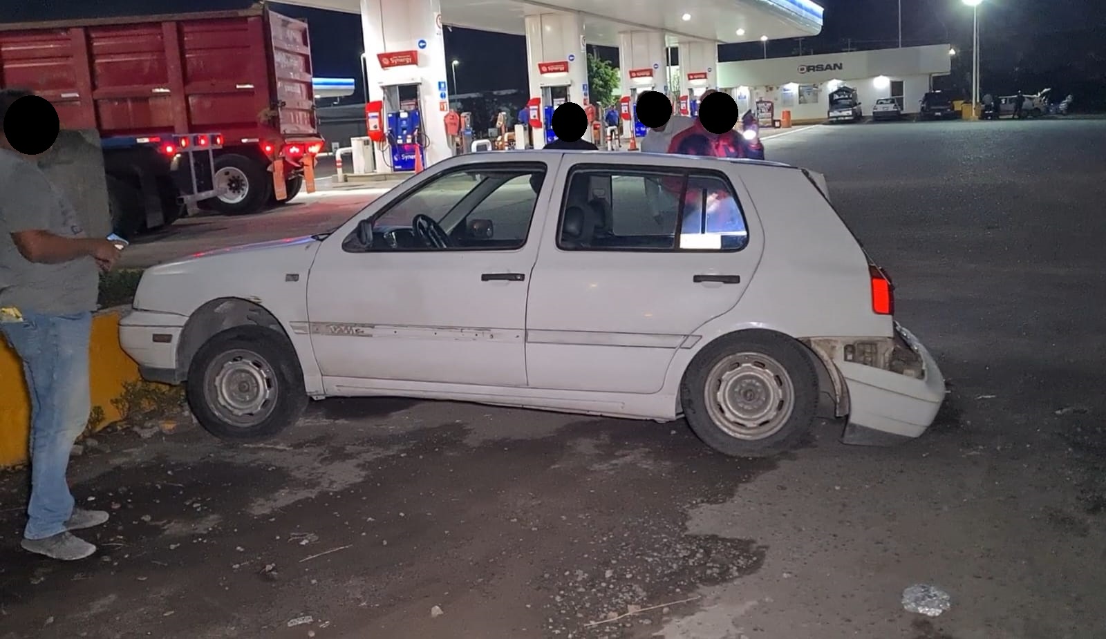 Tracto choca a un auto y lo proyecta contra base de un poste - Noticias ...