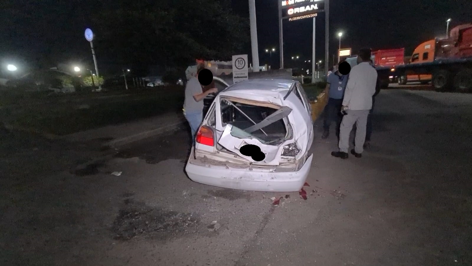 Tracto choca a un auto y lo proyecta contra base de un poste - Noticias ...