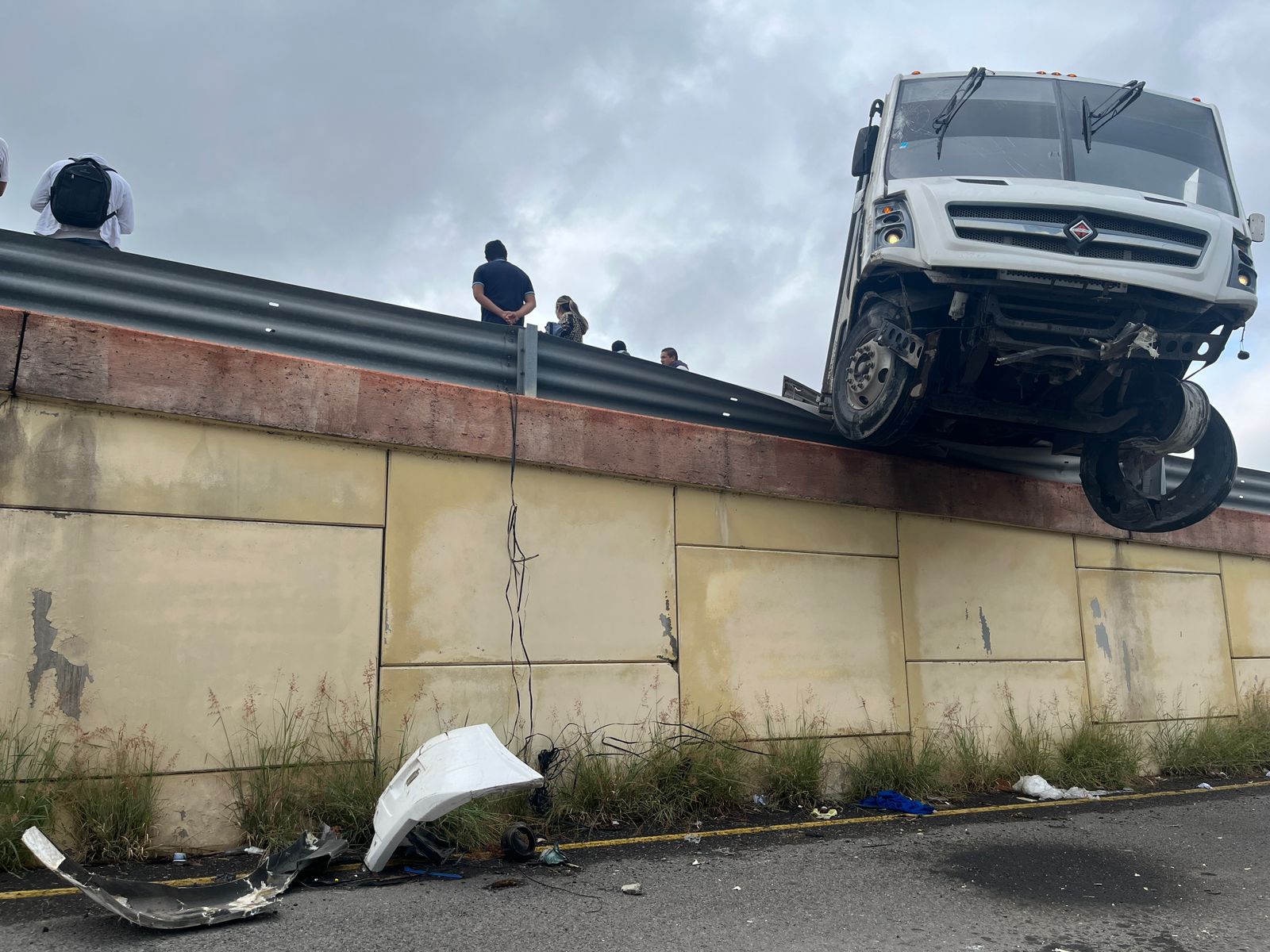 Transporte de personal casi cae de puente vehicular en el Norponiente ...