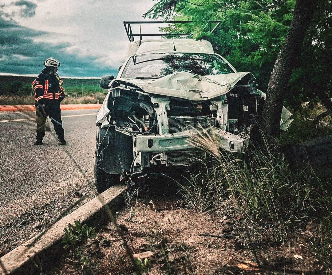Camioneta sale de camino y choca contra árbol - Noticias de Querétaro