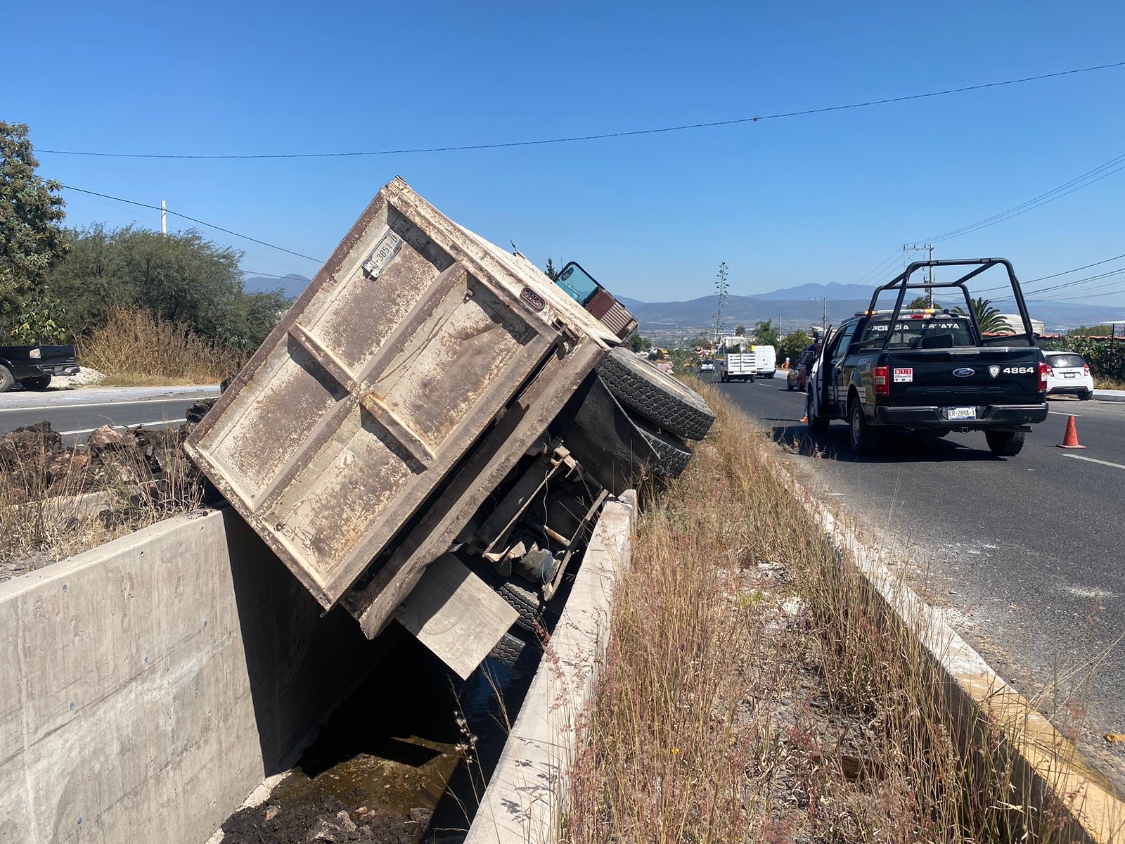 Camión materialista se sale del camino en la 540 - Noticias de Querétaro