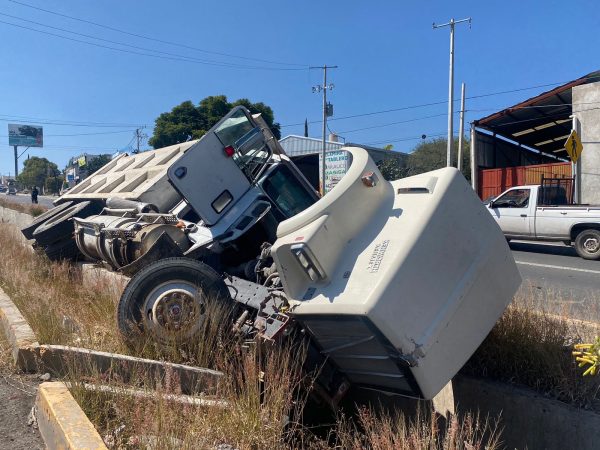 Camión materialista se sale del camino en la 540 - Noticias de Querétaro