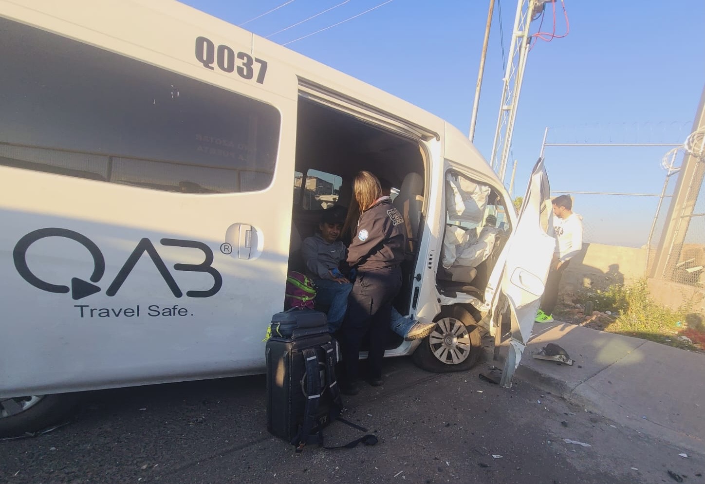 Se queda dormido al volante y choca contra poste - Noticias de Querétaro
